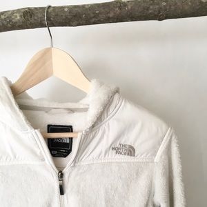 White fuzzy north face zip up jacket w/ hood